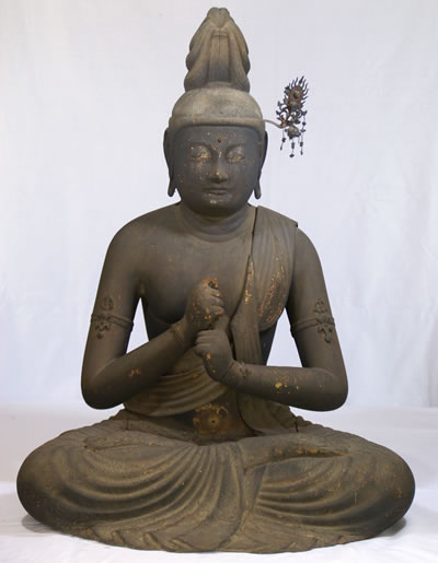 Wooden statue of seated Dainichi Nyorai in Rakan-ji temple